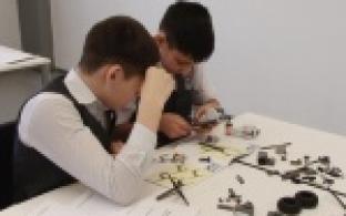 На площадке Образовательного центра группы ЧТПЗ состоялись первые городские соревнования школьников.