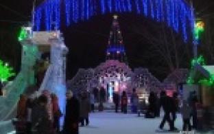 О празднике Новый год горожанам до сих пор напоминает Ледовый городок.