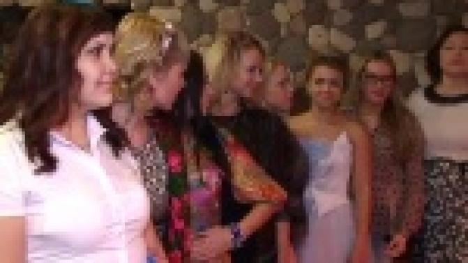 Очередной этап конкурса "Миссис Первоуральск" раскрывает вокальные данные конкурсанток