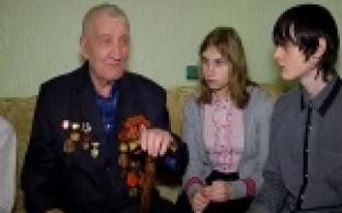 Первоуральские школьники отправились в гости к ветеранам.