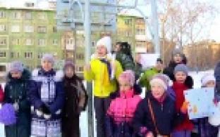 Первоуральские школьники и их родители принимают участие в "Весёлых стартах".