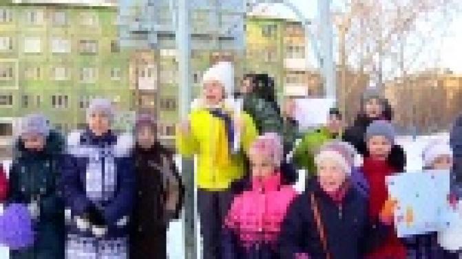 Первоуральские школьники и их родители принимают участие в "Весёлых стартах".