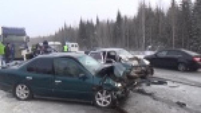 В аварии на трассе Пермь-Екатеринбург при столкновении двух автомобилей пострадали пять человек.