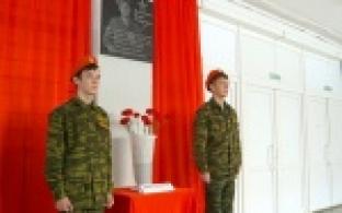 Учащиеся первой школы сегодня вспоминают о подвиге выпускника этого заведения Вадима Ахметова.