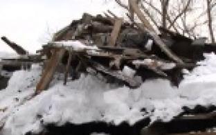 Хозяйственные постройки на улице Медиков сегодня попытались сравнять с землёй