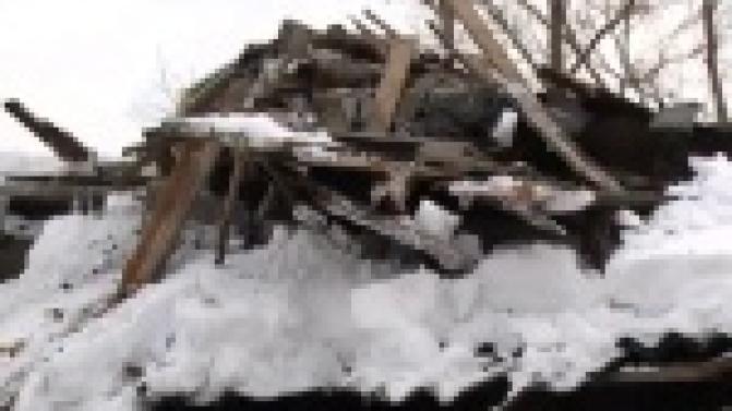 Хозяйственные постройки на улице Медиков сегодня попытались сравнять с землёй