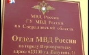 Пришла в гости в шубе, а ушла без неё.