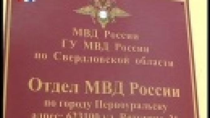 Пришла в гости в шубе, а ушла без неё.