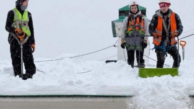 Жалобу на неубранный во дворе снег, нечищеные тротуары или крыши можно оставить через приложение «Госуслуги Дом»