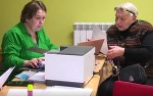 Заключить договор, разобраться с цифрами в квитанции и составить график работы спецтехники – за решением этих вопросов горожане сегодня пришли в Центральную библиотеку