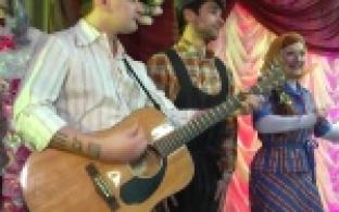 Яркая фотозона, встреча с актёрами и премьера спектакля – это и многое другое труппа «Варианта» подготовила для горожан в День театра