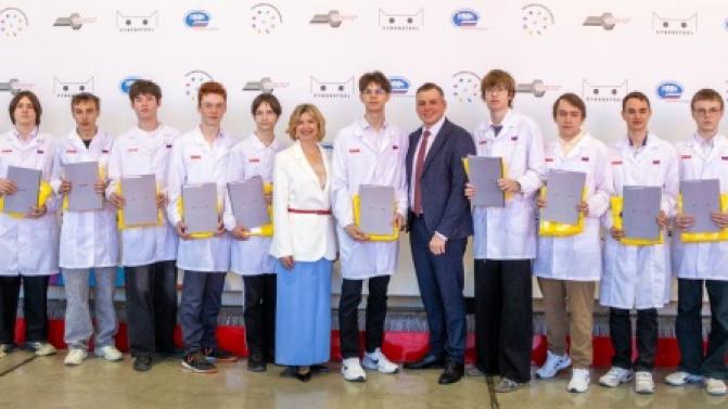 Операционный директор CYBERSTEEL Артём Коржов вручил договоры о целевом обучении будущим киберметаллургам