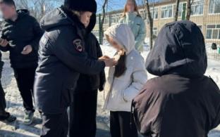 Сотрудники Госавтоинспекции и юные инспекторы движения школы №4 провели важный рейд на улицах Первоуральска