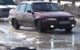 С приходом тепла дорога на улице Вайнера начала представлять особую опасность для автомобилей