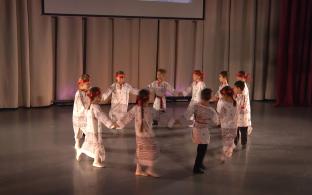 300 дошкольников поучаствовали в фестивале «Дружбой крепнет Урал-батюшка» в Первоуральске