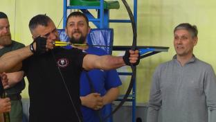 Проверить свои силы в стрельбе из лука, пауэрлифтинге и дартсе смогли участники специально военной операции из Первоуральска