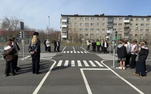 Сотрудники Госавтоинспекции Первоуральска провели для учеников школы №4 практическое занятие в автогородке