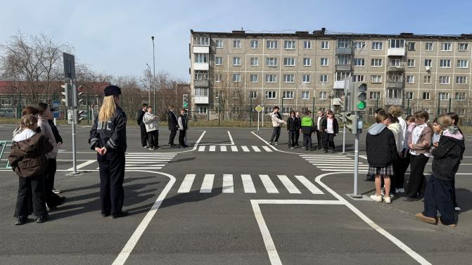 Сотрудники Госавтоинспекции Первоуральска провели для учеников школы №4 практическое занятие в автогородке