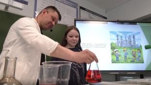 Опыты с металлом и пробы воздуха на анализ – необычный урок прошёл в одной из школ Первоуральска в честь Дня экологических знаний