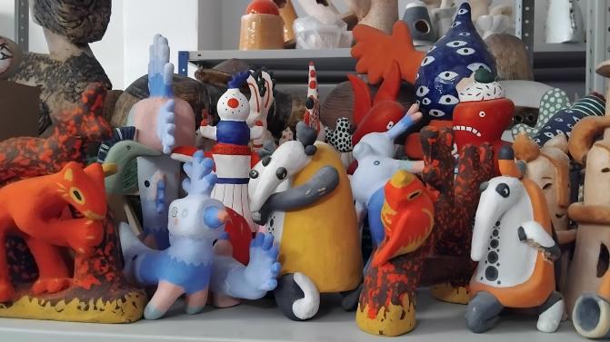 В Первоуральске продолжает работать выставка "Цвета весны"