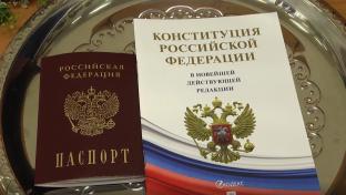 Четырнадцати юным первоуральцам сегодня вручили первые паспорта