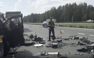 В серьёзном ДТП погиб водитель «ГАЗели», который врезался в стоящий на обочине грузовик