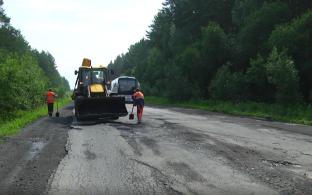 На участке дороги от села Битимка до деревни Крылосово сегодня работает специальная техника