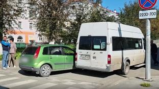 ДТП с участием микроавтобуса произошло сегодня утром на улице Ватутина