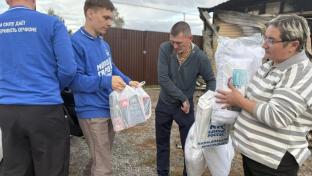 Активисты "Молодой Гвардии Единой России" побывали в Вересовке — в доме, где несколько дней назад случилось несчастье