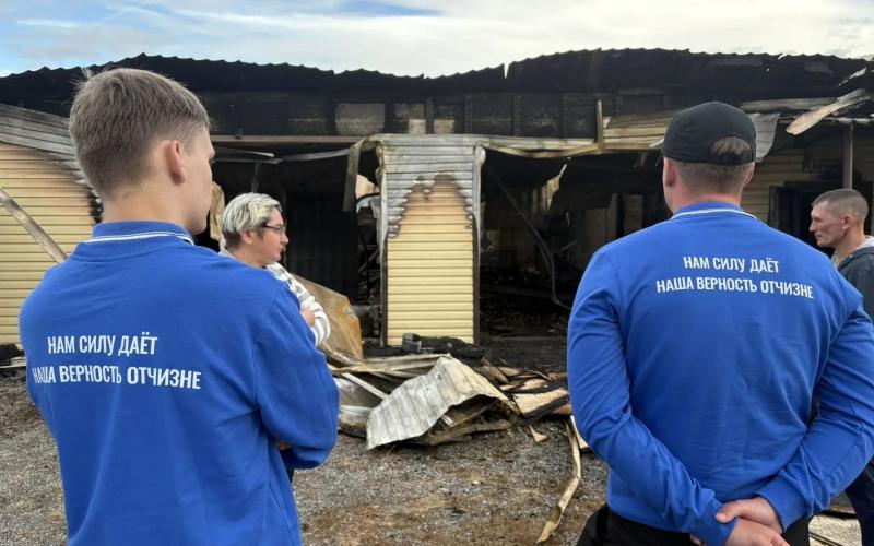 Активисты "Молодой Гвардии Единой России" побывали в Вересовке — в доме, где несколько дней назад случилось несчастье