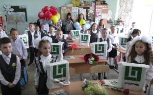 С Днём знаний юных первоуральцев сегодня поздравили и представители крупных предприятия города