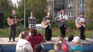 От выступлений на сцене до бега в мешках