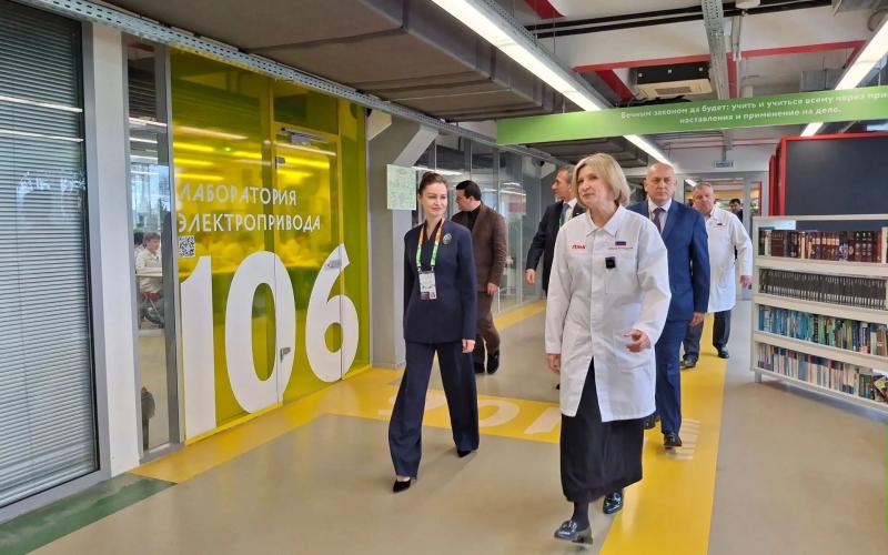 Первоуральск посетила делегация из Абхазии. Гостям показали, как готовят будущих белых металлургов