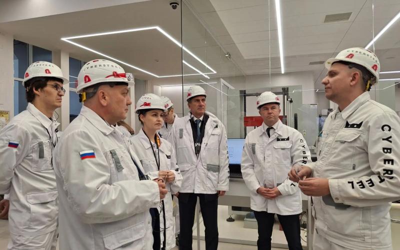 Первоуральск посетила делегация из Абхазии. Гостям показали, как готовят будущих белых металлургов