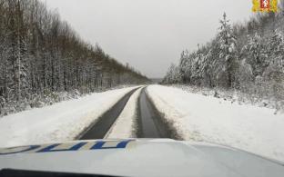 Больше 80 дорожных машин вышли на борьбу с первым снегом и гололёдом в Свердловской области