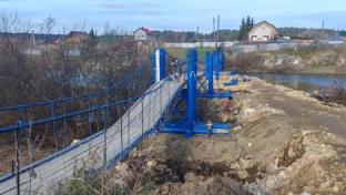 В селе Слобода активно продолжаются работы по восстановлению пешеходного моста через реку Чусовую
