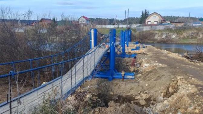 В селе Слобода активно продолжаются работы по восстановлению пешеходного моста через реку Чусовую