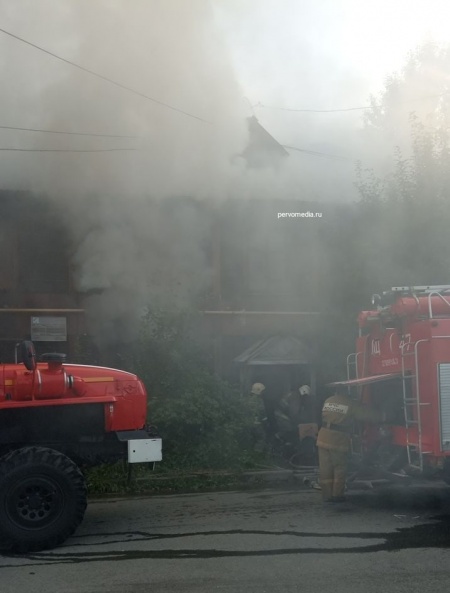 В микрорайоне Талица произошел пожар в бараке