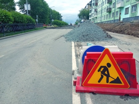 Первоуральск встал в пробки из-за перекрытия участка проспекта Ильича