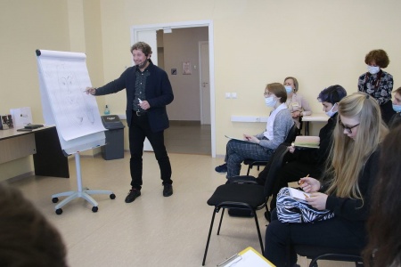 В ИКЦ прошла встреча с карикатуристом Максимом Смагиным
