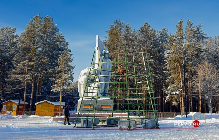 В парке Первоуральска приступили к монтажу новогодней ели