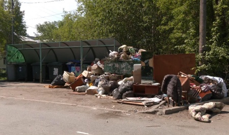 Контейнерные площадки в Первоуральске переполняются мусором