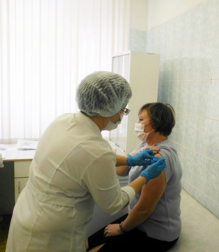 Почти 11 000 первоуральцев прошли полную вакцинацию от COVID-19  