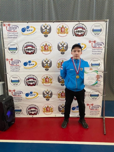 Первоуралец завоевал золотую медаль в Областном турнире по пауэрлифтингу