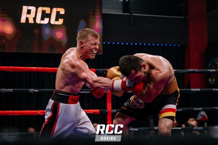 Первоуральский боксёр Марк Урванов одержал победу в поединке с Дмитрием Хасиевым