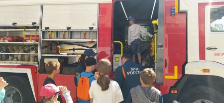 Воспитанники Центра "Росинка" побывали на экскурсии по 47 пожарно-спасательной части